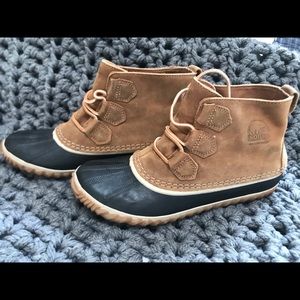 Womens Sorel “out and about” leather duck boots